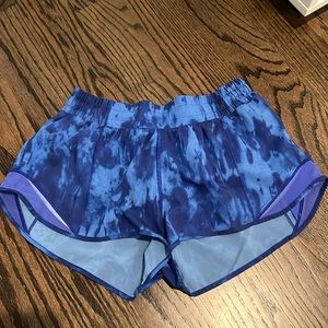 Lululemon 2.5 inch Hotty hot shorts